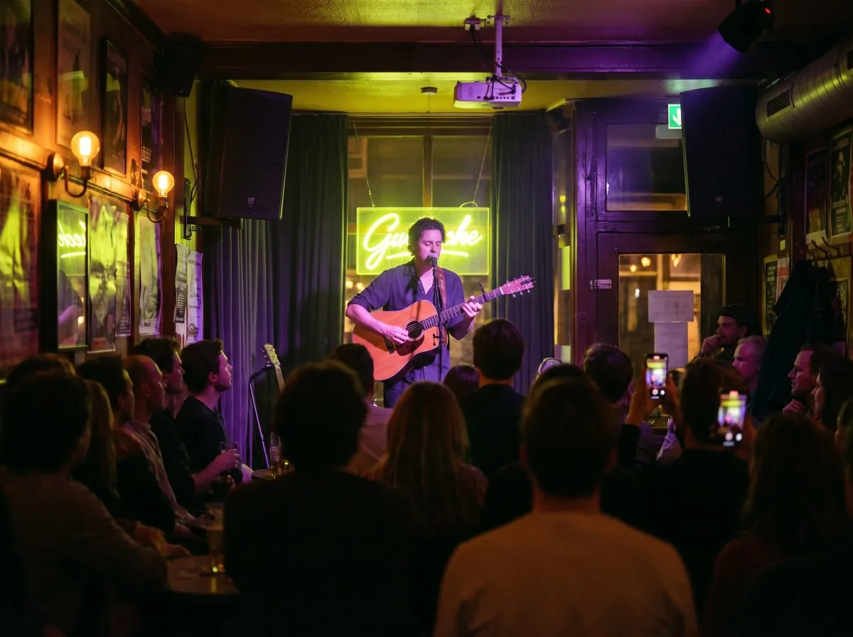 Singer-songwriter in een volle bruine kroeg
